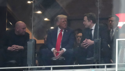 特朗普与马斯克握手交流