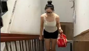 22岁女生在重庆爬楼送外卖6天瘦10斤，精致打扮被指炒作，当事人回应质疑