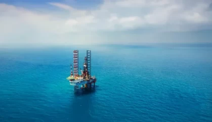 国际油价上涨逾2.5% 投资者权衡市场供需前景与制裁风险