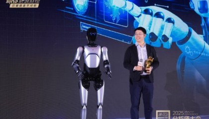 现场视频丨人形机器人为“研究自己”的分析师颁奖 当初激动到CPU过热