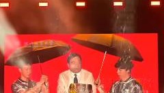 大学校长雨中演讲，遭学生撑伞式浇头，网友：原来是这么个“双一流”