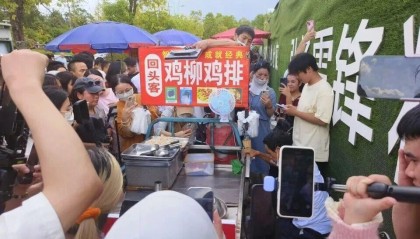 6元的鸡排，600元的服务！“鸡排哥”何以走红？