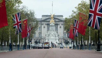 这180度转的！英国首相访华搅动巨大醋意