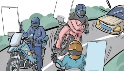 全然不顾川流不息的车辆进行拍摄，马路岂能成为短视频直播秀场！