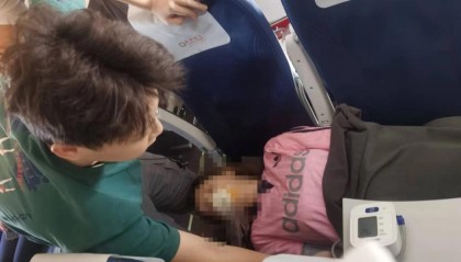 医学生飞机上救人被质疑没有行医资格：我知道边界，量力而行