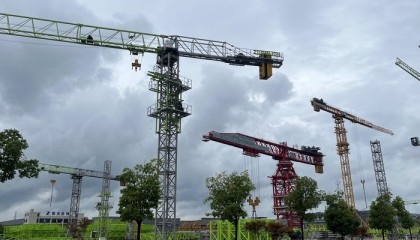 每18分钟下线一台，实探全球最大塔机工厂 | 碳访