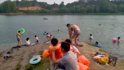 人游泳、狗洗澡……郑州一饮用水源地成“天然浴场”，谁来管？