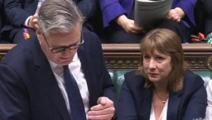 英国财政大臣泪洒议会 市场恐财政规则崩盘引债汇双杀