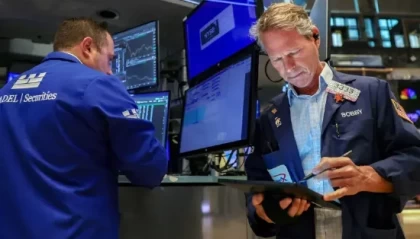 收盘：美股周四收盘涨跌不一 市场关注财报与特朗普关税