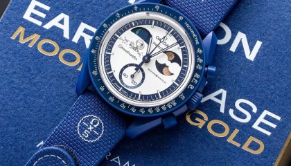 一只网红狗坐在月亮上看地球