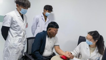 （辉煌60载魅力新西藏）海拔4500米的中医坚守