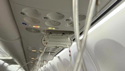 上海飞东京航班疑从万米极速降落至三千米,亲历者称“氧气面罩突然掉落”,多方回应