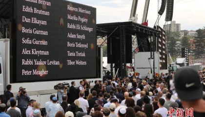 枪击案一周后悉尼邦迪海滩举行悼念遇难者活动