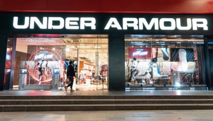 亏了两亿美元，创始人回归的安德玛仍在自救