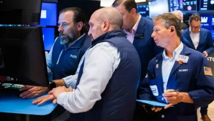 收盘：道指大跌逾800点 美债收益率飙升与赤字担忧令股指承压