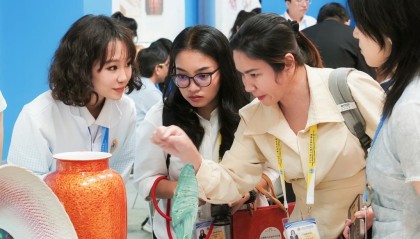 志愿微光汇聚向上力量青春集结点亮城市之光