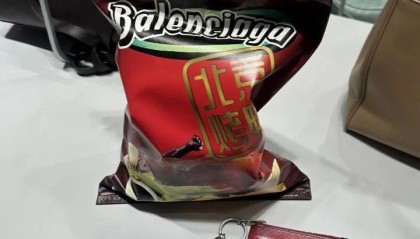 巴黎世家推出“北京烤鸭包”，售价15500元！店员称卖得特别好，没什么库存了！