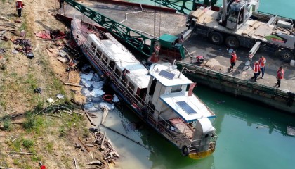 郴州船只遇罕见大风侧翻，失联安全员仍在搜救中：他是老驾驶员，开船数十年，当天以安全员身份工作