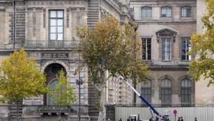 卢浮宫馆长承认安保缺陷大劫案三天后博物馆重新开放