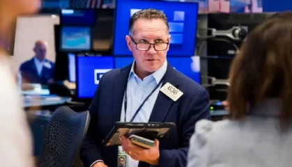 尾盘：道指上涨280点，特朗普关税遭质疑且AI交易复苏