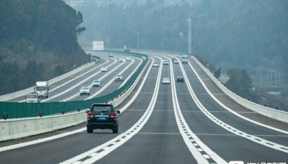 成都一高速被指收费期满后仍收费引热议，全国已有多条高速在期满后停止收费