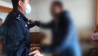 派出所里男子叫板民警：“不要拦我！”