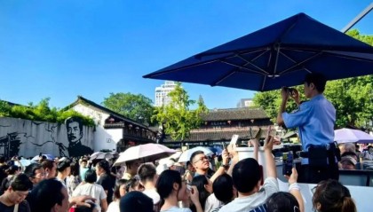 拍完你的拍你的……网友点赞假期最忙“拍照主理人”