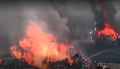 自动驾驶汽车遭肆意纵火谷歌Waymo暂停洛杉矶市中心运营