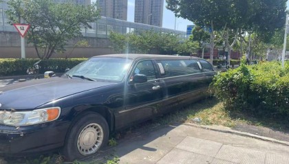 合肥“最贵僵尸车”挪窝：街头停了数年的加长林肯被移到偏僻小路上，警方也找不到车主