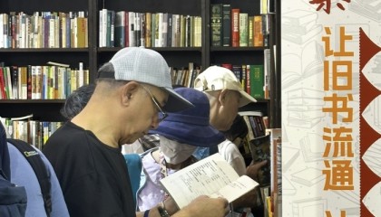 2025上海书展昨日开幕，文创集章点最具人气