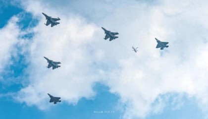 中国歼-35最新画面！6枚中距弹、隐藏登机梯首次曝光