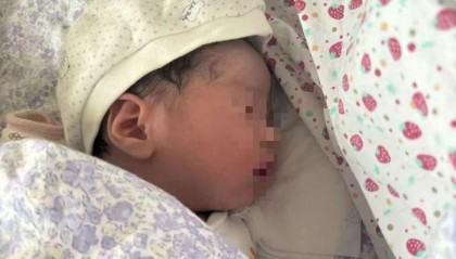 安徽27天婴儿治疗黄疸时死亡，家长：监控显示孩子脸朝下被闷挣扎10分钟没了动静