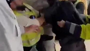 粉丝抢货大打出手，泡泡玛特宣布暂停Labubu在英销售