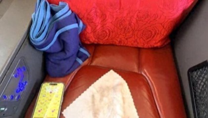 “就是脏不是掉色”，网友称高价买高铁商务座一擦全是黑印，官方回应