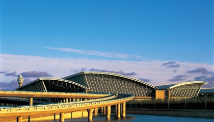 上海机场免税“换挡”：中免接棒、外资入局，分成机制迎来新解法