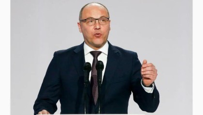 “身中数枪当场死亡”，乌前议长被杀，枪手未找到，泽连斯基回应！俄方：乌军每月丢失超600平方公里土地，今年已损失超34万人