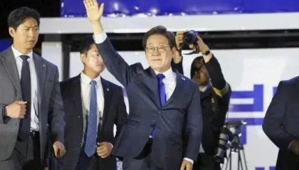 经历绝食、遇刺、受审“三劫”，他成了韩国总统