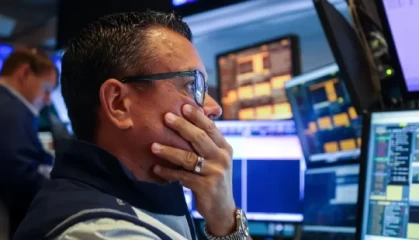 尾盘：疲软数据与特朗普关税令美股受挫