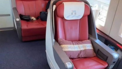 高铁商务车厢内现一等座被调侃“低人一等座”，铁路12306回应