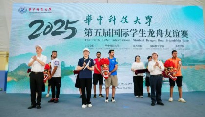 东游记：喻家湖上竞龙舟国际学生“黄鹤”队力拔头筹