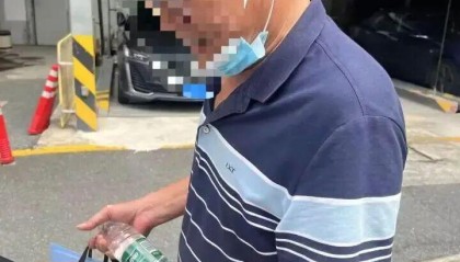 广东保安和AI深聊6个月，约在公园大榕树下“授权签约”自创“诗词”遭爽约！坐火车到杭州讨说法