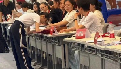 黄杨钿甜终得走出舆论海啸，她和公众各应反思什么？