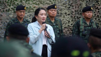 站在岔路口的泰国总理佩通坦